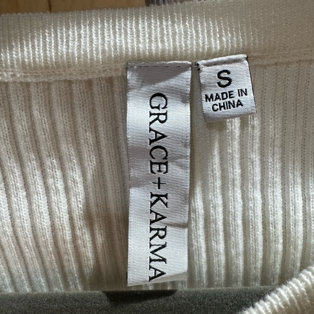 Grace & Karma Ribbed Ruffle Hem Top Size Small - Picture 3 of 3